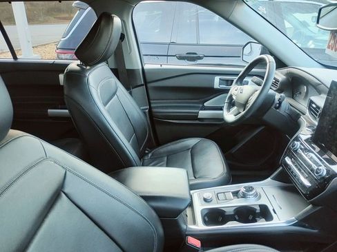 Used 2022 Ford Explorer Limited w/ Limited Technology Package image 3