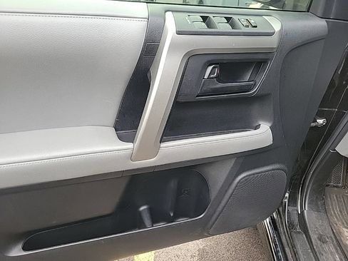 Used 2013 Toyota 4Runner SR5 w/ Convenience Pkg AWD/4WD image 8