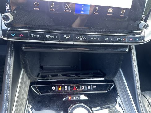 Used 2024 Jeep Wagoneer L Series II w/ Flexible Seating Group RWD image 17