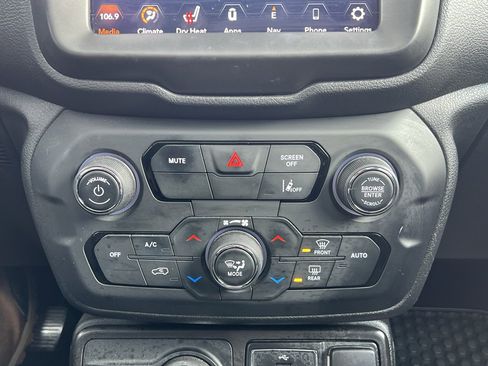 Used 2021 Jeep Renegade Latitude w/ Sun & Sound Group image 25