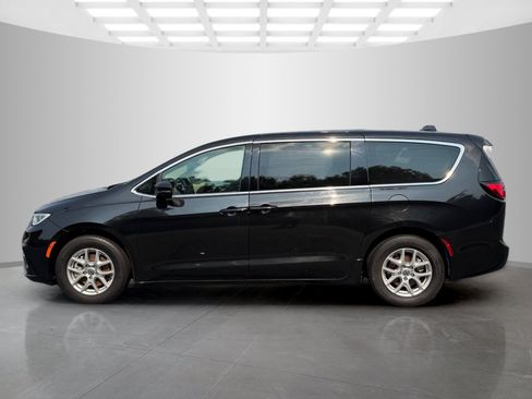 Used 2023 Chrysler Pacifica Touring-L FWD image 3
