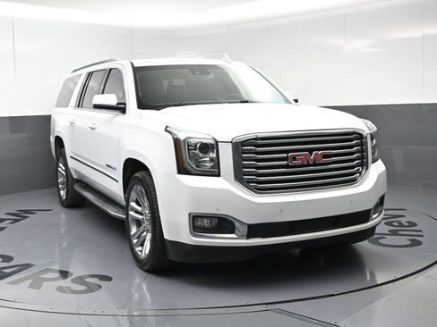 Used 2017 GMC Yukon XL SLT w/ Premium Edition AWD/4WD image 3