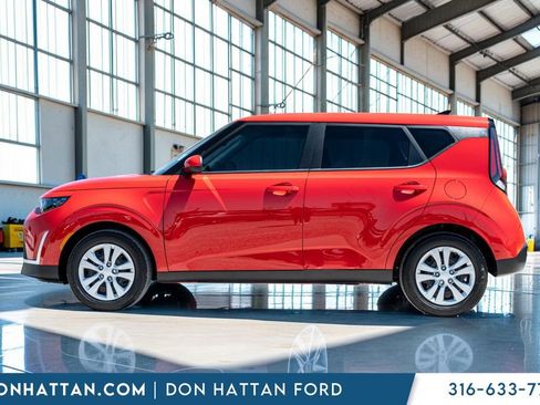 Used 2025 Kia Soul LX FWD image 2