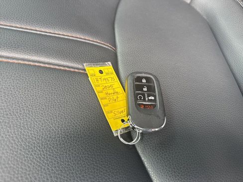 Used 2025 Honda Pilot TrailSport image 39