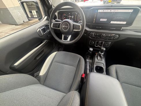 Used 2025 Jeep Wrangler Unlimited Sahara AWD/4WD image 34