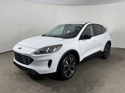 Used 2021 Ford Escape SE w/ SE Sport Appearance Package AWD/4WD image 3