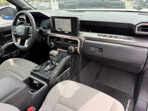 Used 2025 Toyota Tacoma SR5 AWD/4WD image 17