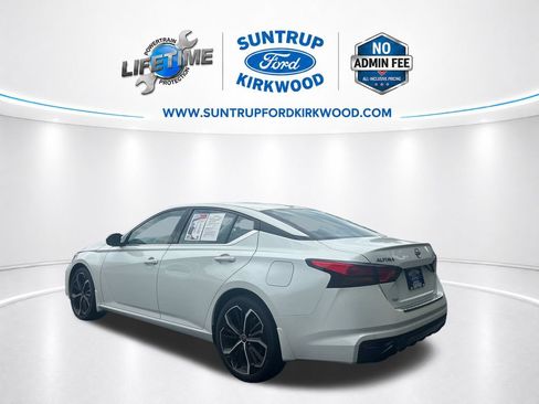 Used 2023 Nissan Altima 2.5 SR w/ SR Premium Package FWD image 3