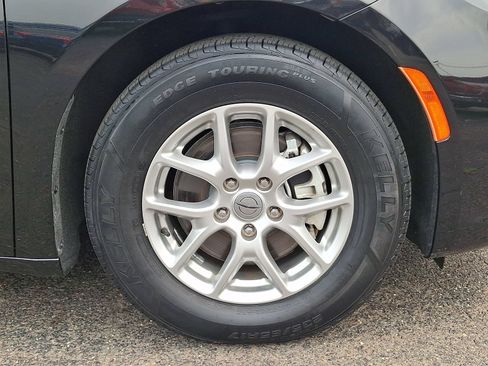 Used 2023 Chrysler Pacifica Touring-L FWD image 9