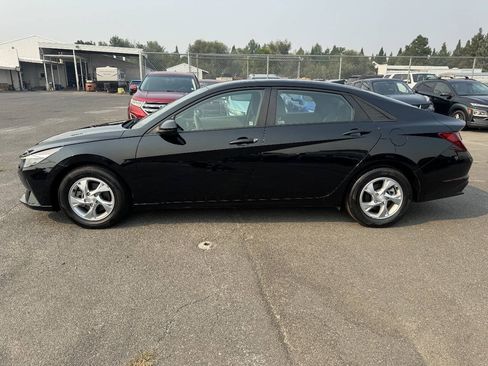Used 2021 Hyundai Elantra SE FWD image 2