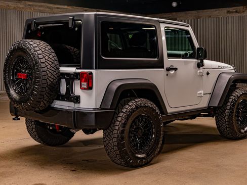 Used 2018 Jeep Wrangler Rubicon w/ Power Convenience Group image 9