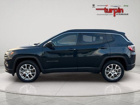 Used 2024 Jeep Compass Latitude image 2