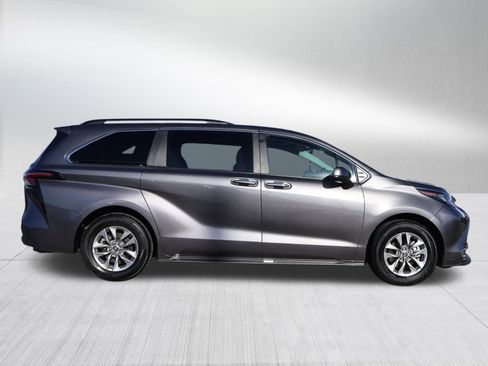 Used 2024 Toyota Sienna XLE image 8