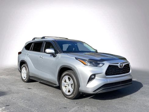 Used 2024 Toyota Highlander LE image 2
