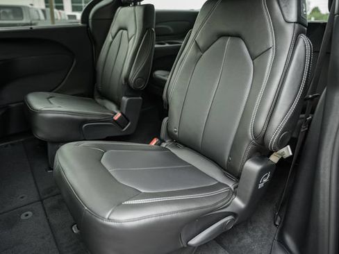 New 2027 Chrysler Pacifica Select FWD image 37