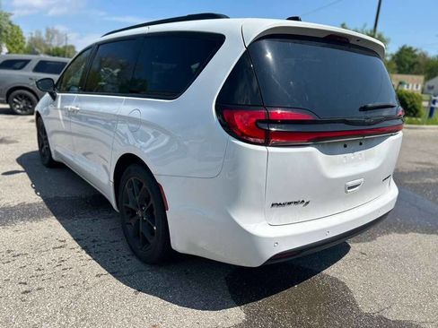 Used 2025 Chrysler Pacifica Limited FWD image 7