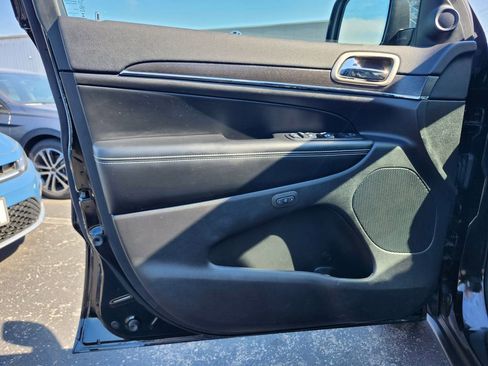 Used 2017 Jeep Grand Cherokee Limited AWD/4WD image 9
