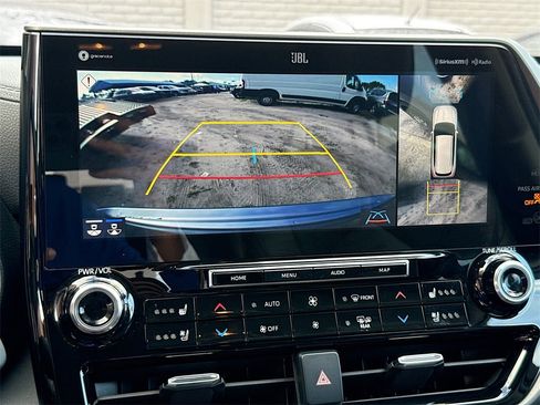 Used 2021 Toyota Highlander Limited image 16