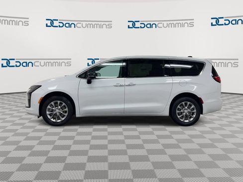 New 2027 Chrysler Pacifica Select AWD/4WD image 5