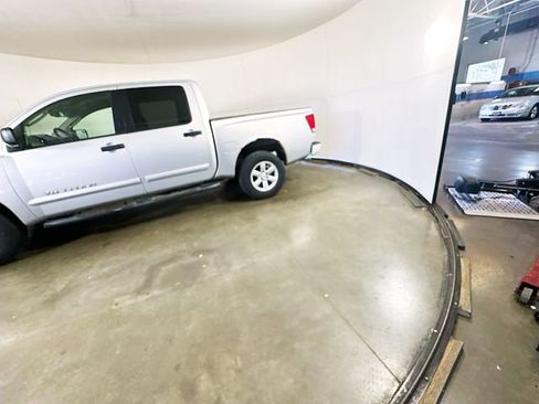 Used 2010 Nissan Titan SE w/ SE Value Truck Pkg image 9