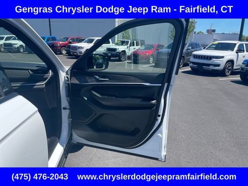 Used 2024 Jeep Grand Cherokee Limited w/ Black Appearance Package AWD/4WD image 12