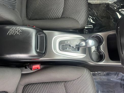 Used 2020 Dodge Journey SE w/ SE Popular Equipment Group FWD image 18