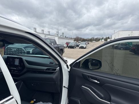 Used 2020 Toyota Highlander XLE image 18