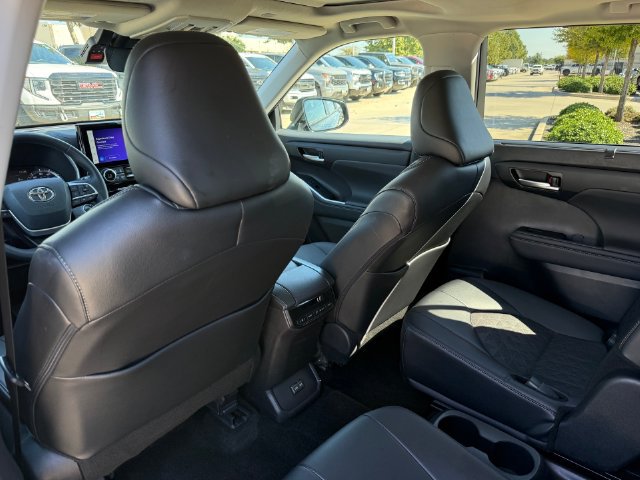 Used 2024 Toyota Highlander XLE FWD image 25