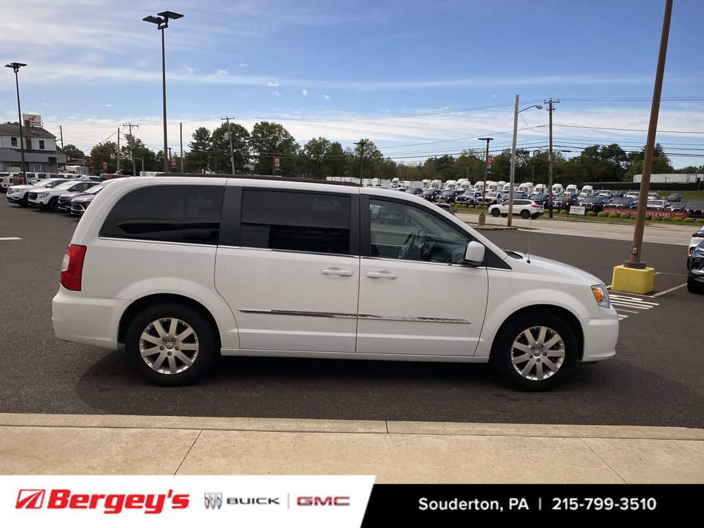 Used 2016 Chrysler Town & Country Touring FWD image 5