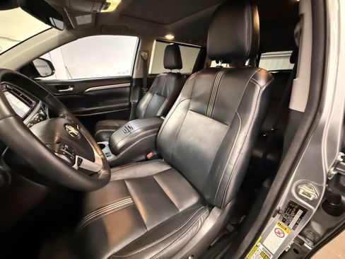 Used 2018 Toyota Highlander SE FWD image 16