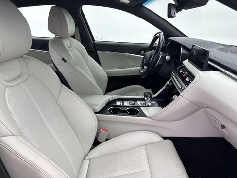 Used 2024 Genesis G70 2.5T image 37