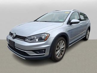 Used 2017 Volkswagen Golf Alltrack S image 1