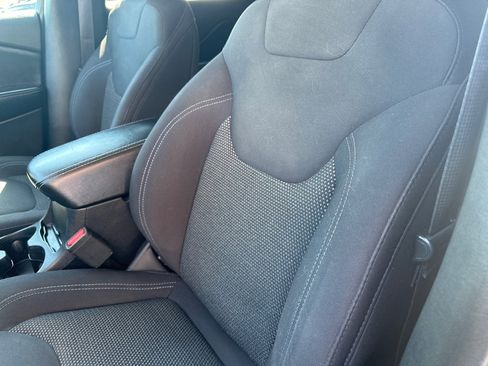 Used 2019 Jeep Cherokee Latitude w/ Cold Weather Group image 17