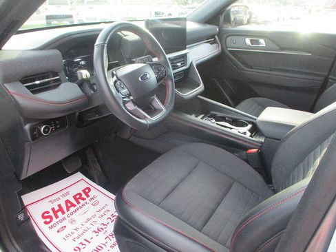 Used 2025 Ford Explorer ST-Line w/ ST-Line Street Pack AWD/4WD image 4