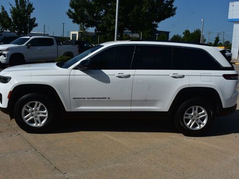 Used 2023 Jeep Grand Cherokee Laredo w/ Luxury Tech Group I RWD image 9