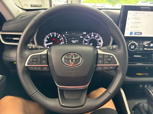 Used 2025 Toyota Highlander XLE AWD/4WD image 21