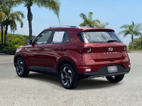 Used 2023 Hyundai Venue Limited FWD image 3
