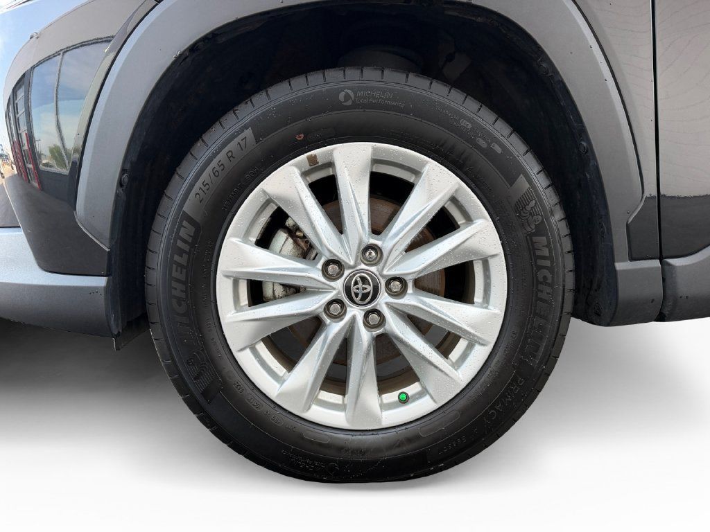 Used 2025 Toyota Corolla Cross LE FWD image 30