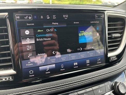 Used 2023 Chrysler Pacifica Touring FWD image 21