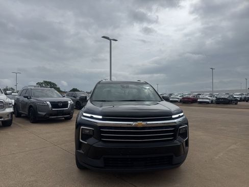 Used 2025 Chevrolet Traverse LT image 3