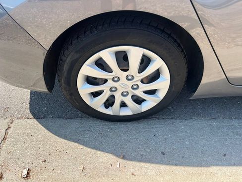Used 2012 Hyundai Elantra GLS FWD image 10