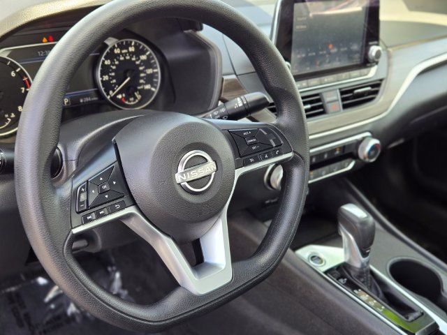 Used 2025 Nissan Altima 2.5 SV FWD image 9
