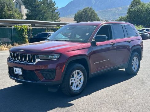 Used 2023 Jeep Grand Cherokee Laredo AWD/4WD image 9