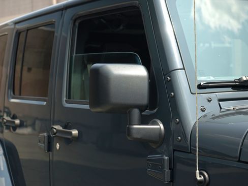 Used 2018 Jeep Wrangler Unlimited Sahara w/ Dual Top Group AWD/4WD image 5