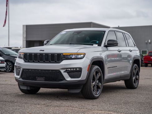 Used 2023 Jeep Grand Cherokee Limited w/ Black Appearance Package AWD/4WD image 3