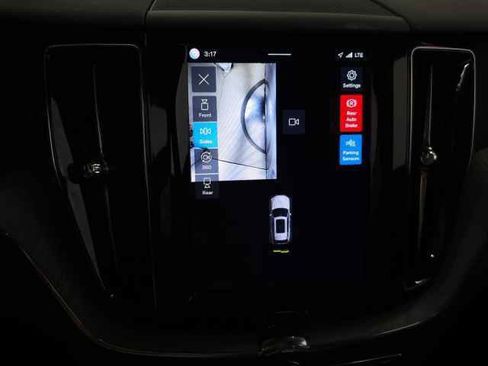 Used 2025 Volvo XC60 B5 Plus AWD/4WD image 28