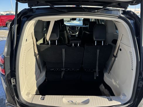 Used 2024 Chrysler Pacifica Select image 22