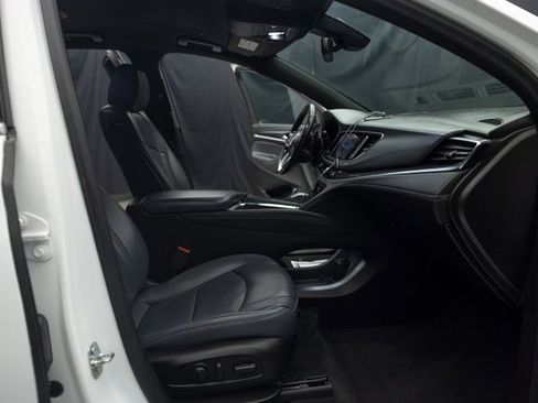 Used 2022 Buick Enclave Essence image 11