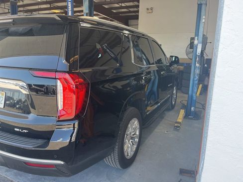 Used 2021 GMC Yukon SLT w/ SLT Premium Package image 3