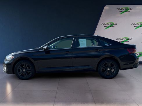 Used 2024 Volkswagen Jetta SE w/ Panoramic Sunroof Package image 4